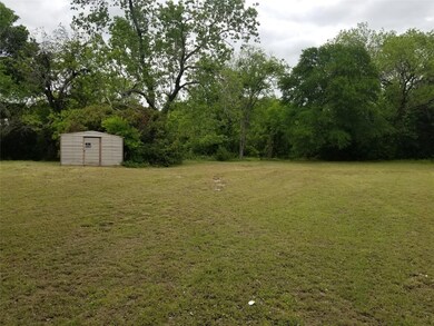 View of yard with a storage shed