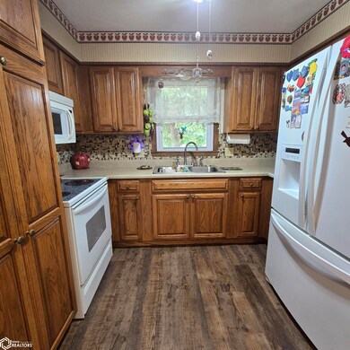 1105 N 3rd St, Oskaloosa, IA 52577 - photo 3