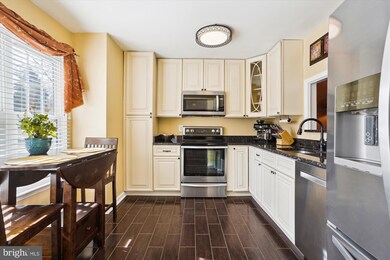 10202 Roberts Common Ln, Burke, VA 22015 - photo 3