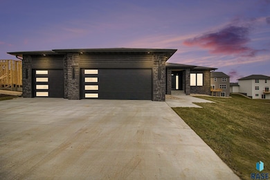 2812 S Dunraven Ave, Sioux Falls, SD 57110 - photo 3