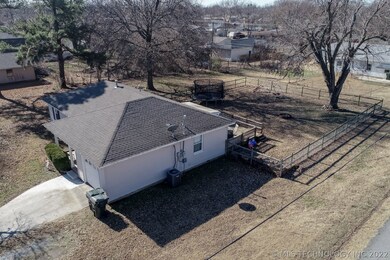 827 N Sioux Ave, Claremore, OK 74017 - photo 6