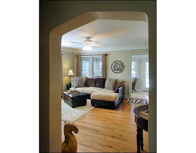 924 N Sleight St, Naperville, IL 60563 - photo 3