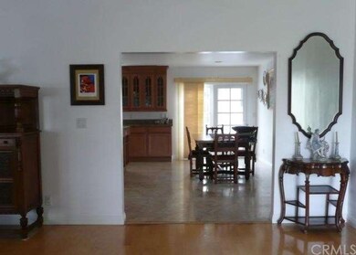 Transition to eat-in kitchen.