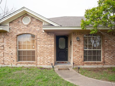818 W 3rd St, Eddy, TX 76524 - photo 4