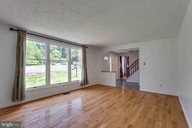 16146 Darwin Ct, Woodbridge, VA 22191 - photo 3