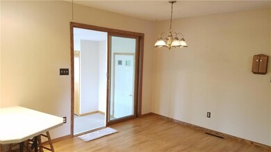 704 E 15th St S, Newton, IA 50208 - photo 6