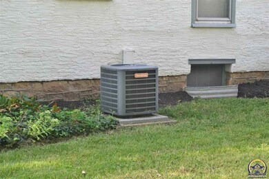 1821 SW Pembroke Ln, Topeka, KS 66604 - photo 6