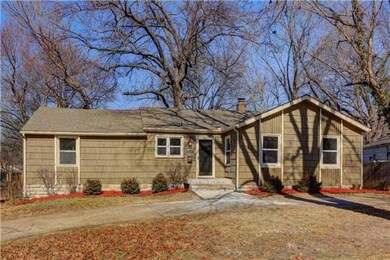 circle driveway in front yard can hold up to 4 or 