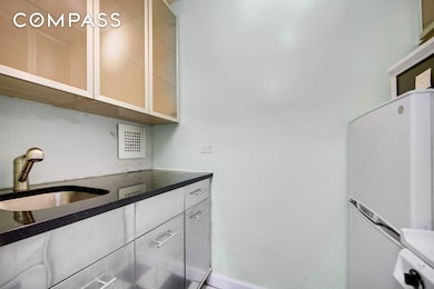 330 E 70th St unit 4G, New York, NY 10021 - photo 4
