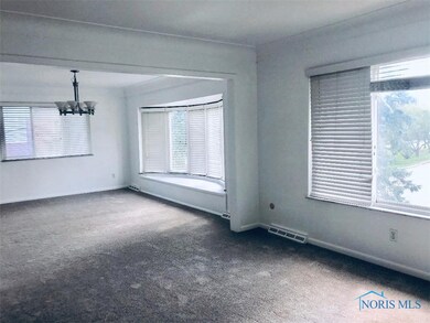 Living/Dining Room w/Bay Window