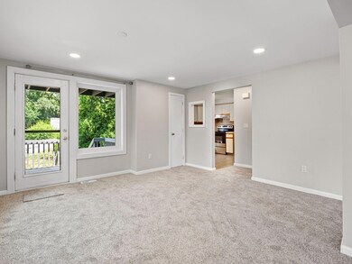 Main floor dining area approx. 13'6
