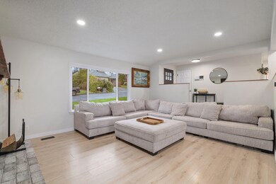 1051 NE Pepperwood Dr, Grants Pass, OR 97526 - photo 6