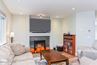 04-Living Room_MAX3194