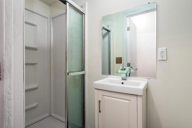Main floor full bathroom.