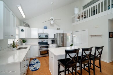 Kitchen w/ island seating