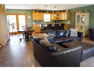 GORGEOUS OPEN CONCEPT LIVINGROOM /KITCHEN