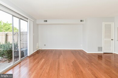 8392 Forrester Blvd unit 553, Springfield, VA 22152 - photo 4