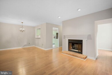 10000 Oakton Terrace Rd unit 10000, Oakton, VA 22124 - photo 7