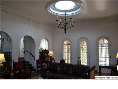 Entering from logia into grand salon with ocular s