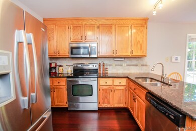Modern Updated Eat-In Kitchen with Granite, SS App