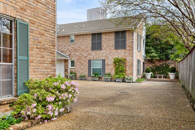 1907 is tucked behind 1905 which makes it feel very private.