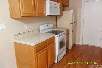 Kitchen, with electric stove, microwave and refrig