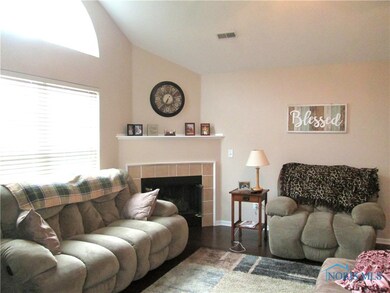 Lovely  corner gas fireplace.