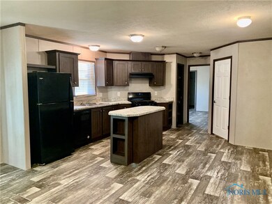 Open Floor plan with Kitchen & Livingroom