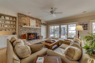 5780 N Watervliet Rd-large-025-16-Living