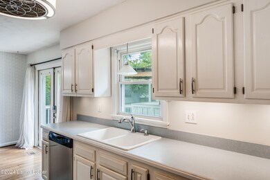 5706 Indian Rock Rd, Louisville, KY 40219 - photo 7