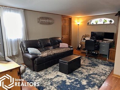 406 W Maple St, Williamsburg, IA 52361 - photo 5