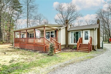 View of front facade featuring a front lawn