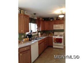 fully applianced oak kitchen
