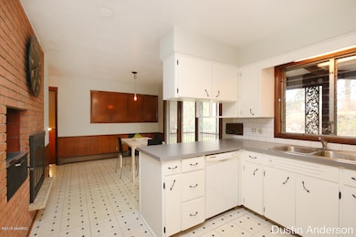 1906 Meadowfield Dr NE, Grand Rapids, MI 49505 - photo 7