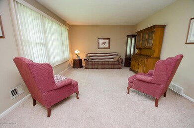 5418 Oakcreek Ln, Louisville, KY 40291 - photo 5