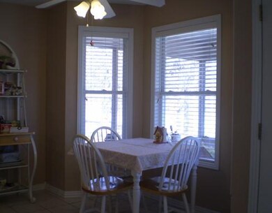 Kitchen. Nice eat-in area