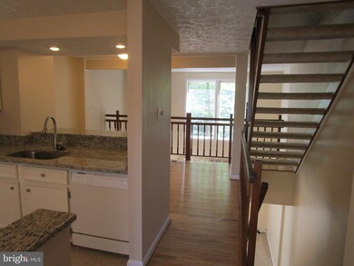 8494 Lazy Creek Ct, Springfield, VA 22153 - photo 2