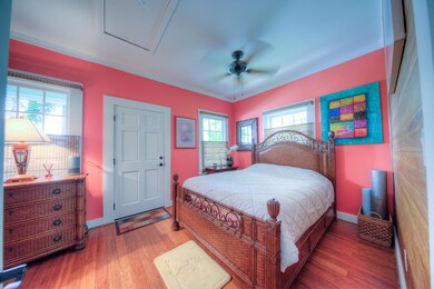 (5) 726 Olivia St-11