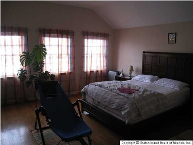 210 Essex Dr, Staten Island, NY 10314 - photo 4