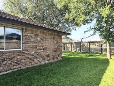 9406 Coast Bridge St, Houston, TX 77075 - photo 4