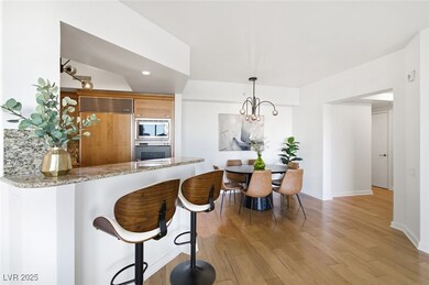KITCHEN/DINING AREAS