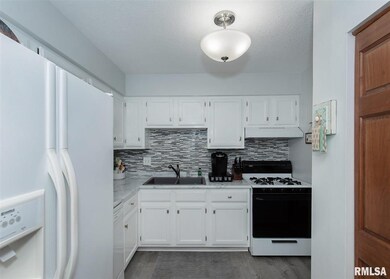 2533 W 56th St, Davenport, IA 52806 - photo 6