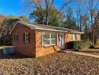 421 Sycamore Cir, Yadkinville, NC 27055 - photo 3