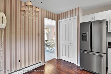 39 Eastport Ct Red Bank NJ-large-021-012
