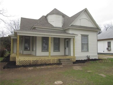 303 N Douglas Ave, Cleburne, TX 76033 - photo 2