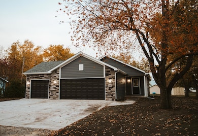 106 E Trett St, Wheatfield, IN 46392 - photo 2