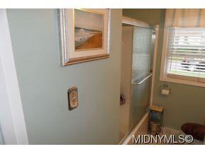 Glass shower/tub doors