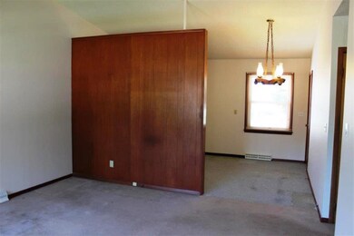 1822 W 69th St, Davenport, IA 52806 - photo 3