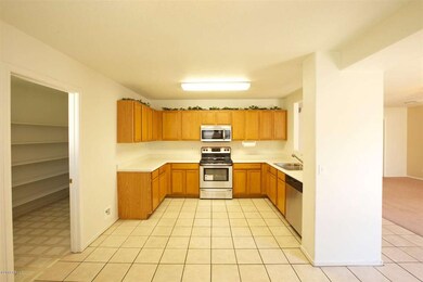 7 - Open kitchen & pantry