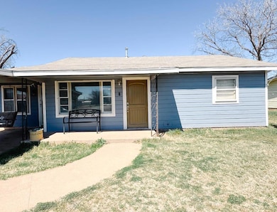 View of front facade featuring a front yard and co